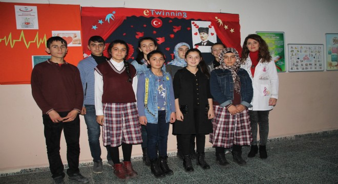 Ahmet Yesevi'nin alkışlanan başarısı 
